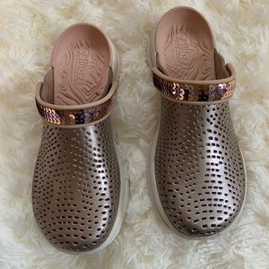 Skechers clogs size 8 metallic champagne color